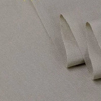 Un gros plan du tissu sergé coton et lyocell au mètre de Longan Craft France montre le tissu gris clair, texturé et respirant en coton lyocell, dont l'une des extrémités est pliée pour révéler à la fois sa surface plane et son envers, idéal pour les chemises confortables.