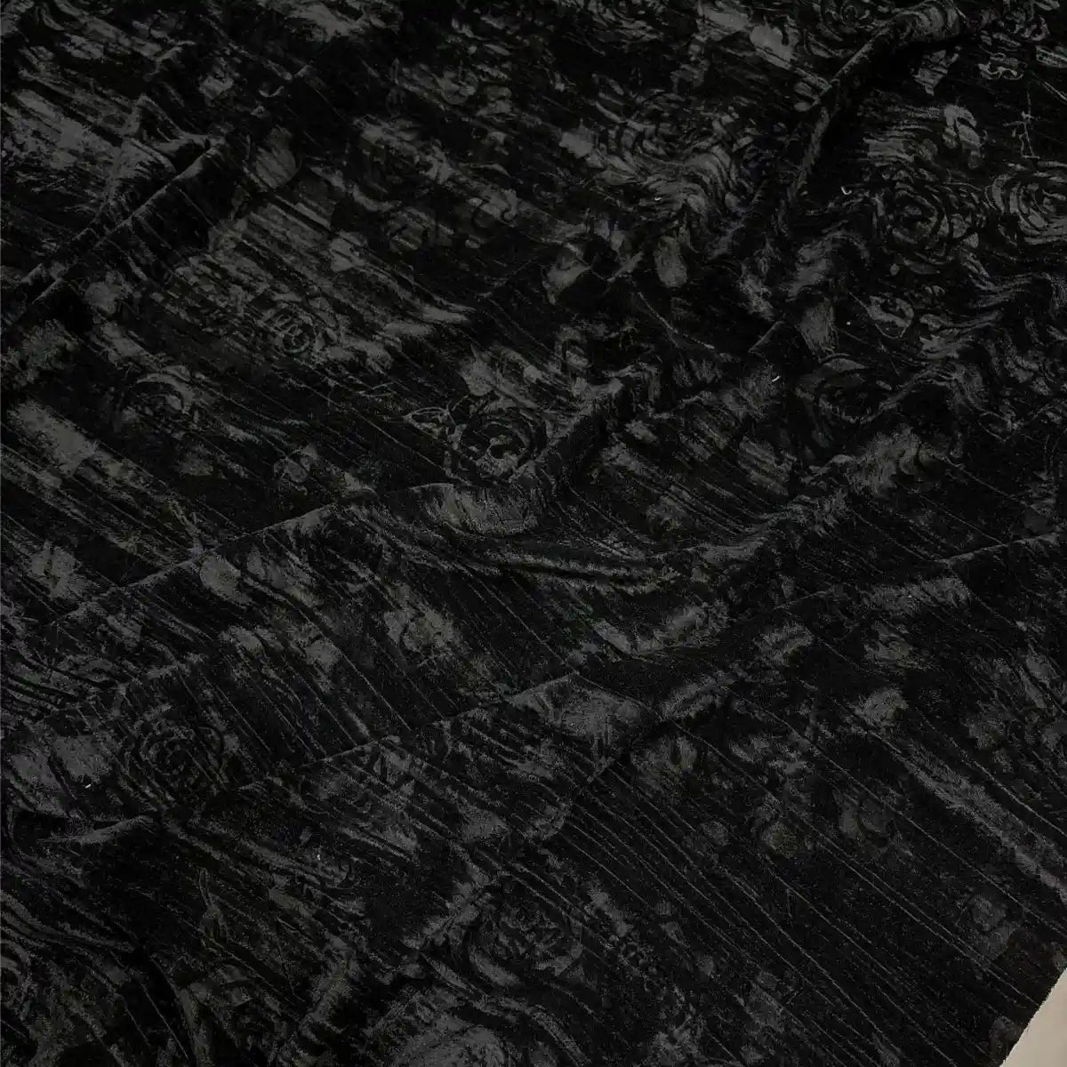 Gros plan sur le tissu velours damassé au mètre de Longan Craft France, un tissu jacquard damassé classique au motif floral subtil, à la texture douce et aux plis délicats, idéal pour la confection de vêtements.