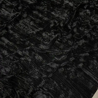 Gros plan sur le tissu velours damassé au mètre de Longan Craft France, un tissu jacquard damassé classique au motif floral subtil, à la texture douce et aux plis délicats, idéal pour la confection de vêtements.