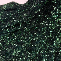 Découvrez le tissu Longan Craft France Tissu en velours extensible à paillettes, un tissu scintillant et texturé idéal pour la mode et les vêtements de scène, vendu au mètre et rehaussé de broderies de paillettes en relief.