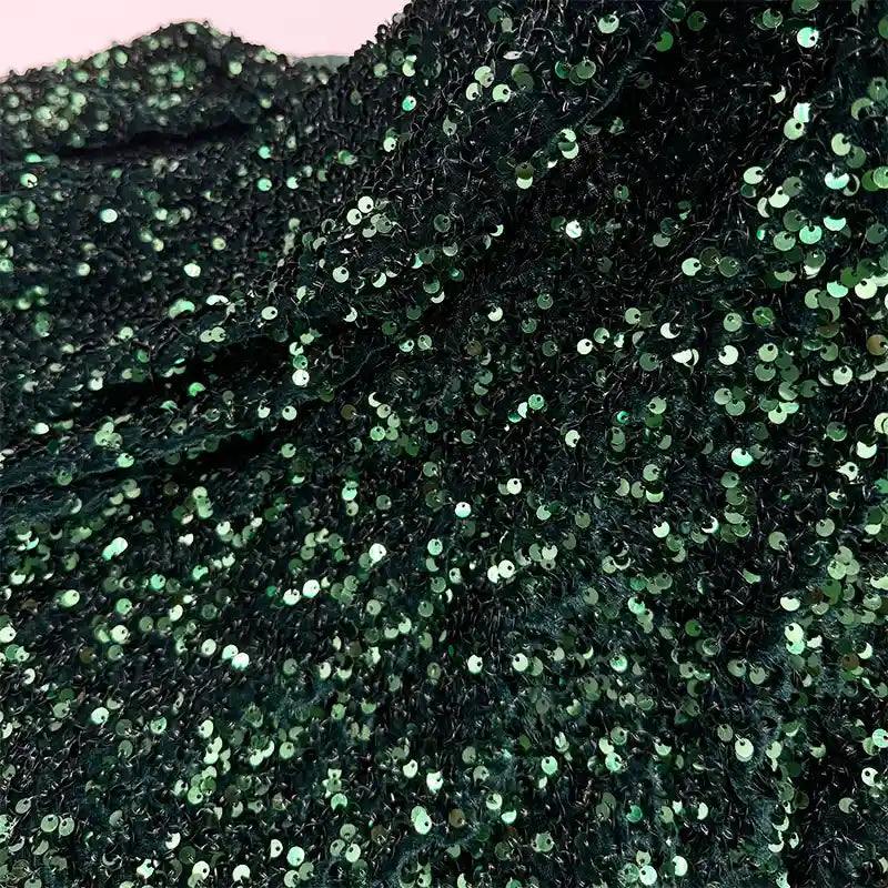 Découvrez le tissu Longan Craft France Tissu en velours extensible à paillettes, un tissu scintillant et texturé idéal pour la mode et les vêtements de scène, vendu au mètre et rehaussé de broderies de paillettes en relief.