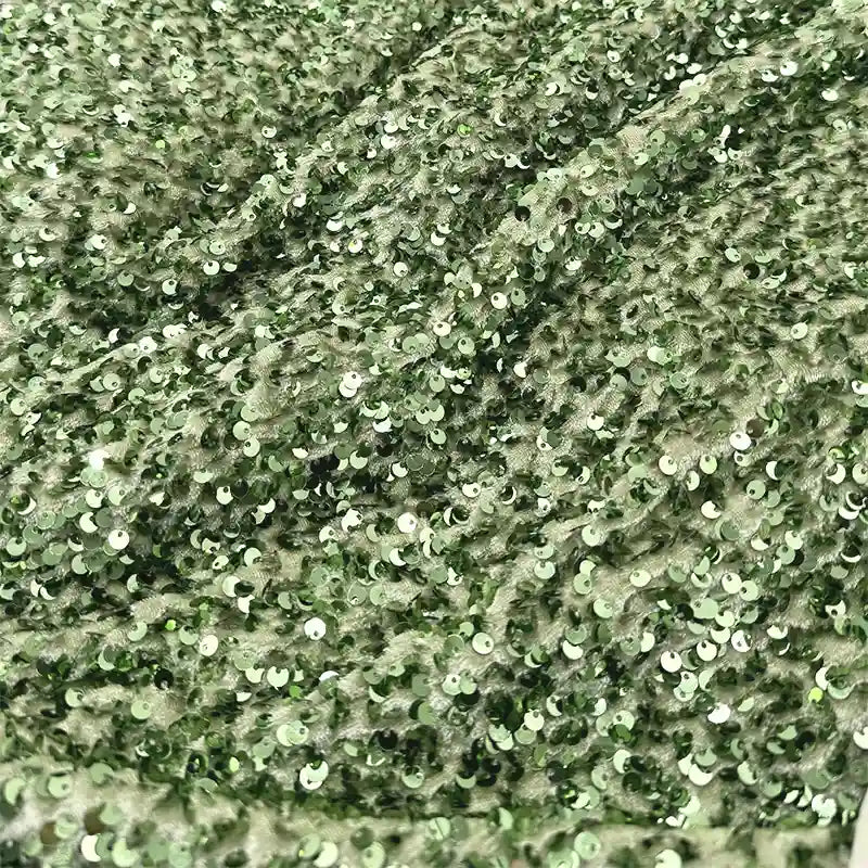 Découvrez le tissu en velours extensible à paillettes Longan Craft France : un textile scintillant, brodé de paillettes en relief, idéal pour vêtements de scène et mode grâce à sa surface brillante et texturée.