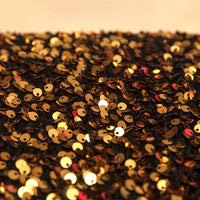 Gros plan sur le Tissu en velours extensible à paillettes au mètre de Longan Craft France, qui présente des paillettes d'or denses sur du velours extensible foncé pour un effet étincelant et brillant - idéal pour les costumes de scène et la mode.