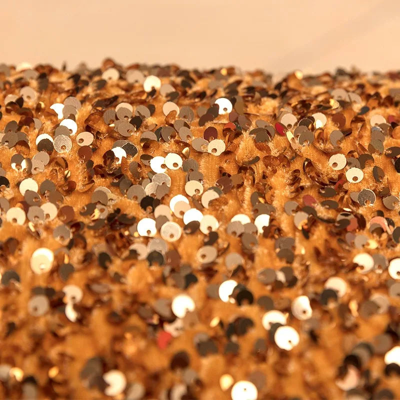 Gros plan sur le "Tissu en velours extensible à paillettes au mètre" de Longan Craft France - un tissu à paillettes extensible et étincelant, idéal pour les vêtements de scène et la mode, dont les paillettes denses créent un aspect glamour et texturé.