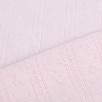 Gros plan sur le tissu Longan Craft France pointelle côtelé vertical au mètre en rose clair, présentant un motif texturé subtil avec de fines lignes en relief - un tissu polyester parfait pour les vêtements d'intérieur DIY.