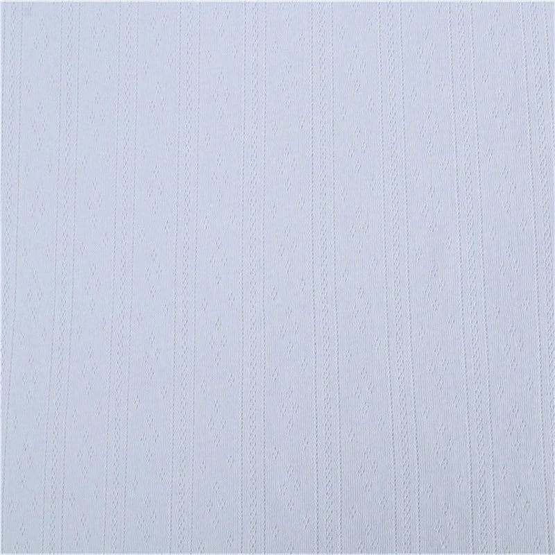 Découvrez le tissu pointelle côtelé vertical au mètre de Longan Craft France : un tissu polyester uni à motif rayé subtil et petits losanges, idéal pour vos vêtements d'intérieur DIY. Texture douce et confortable.