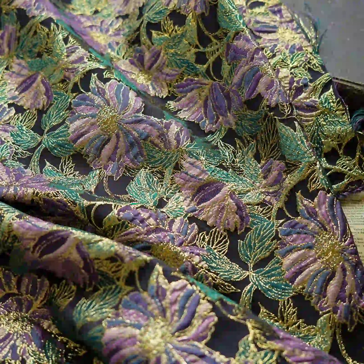 Tissu brocart vintage brodé à motifs floraux au mètre