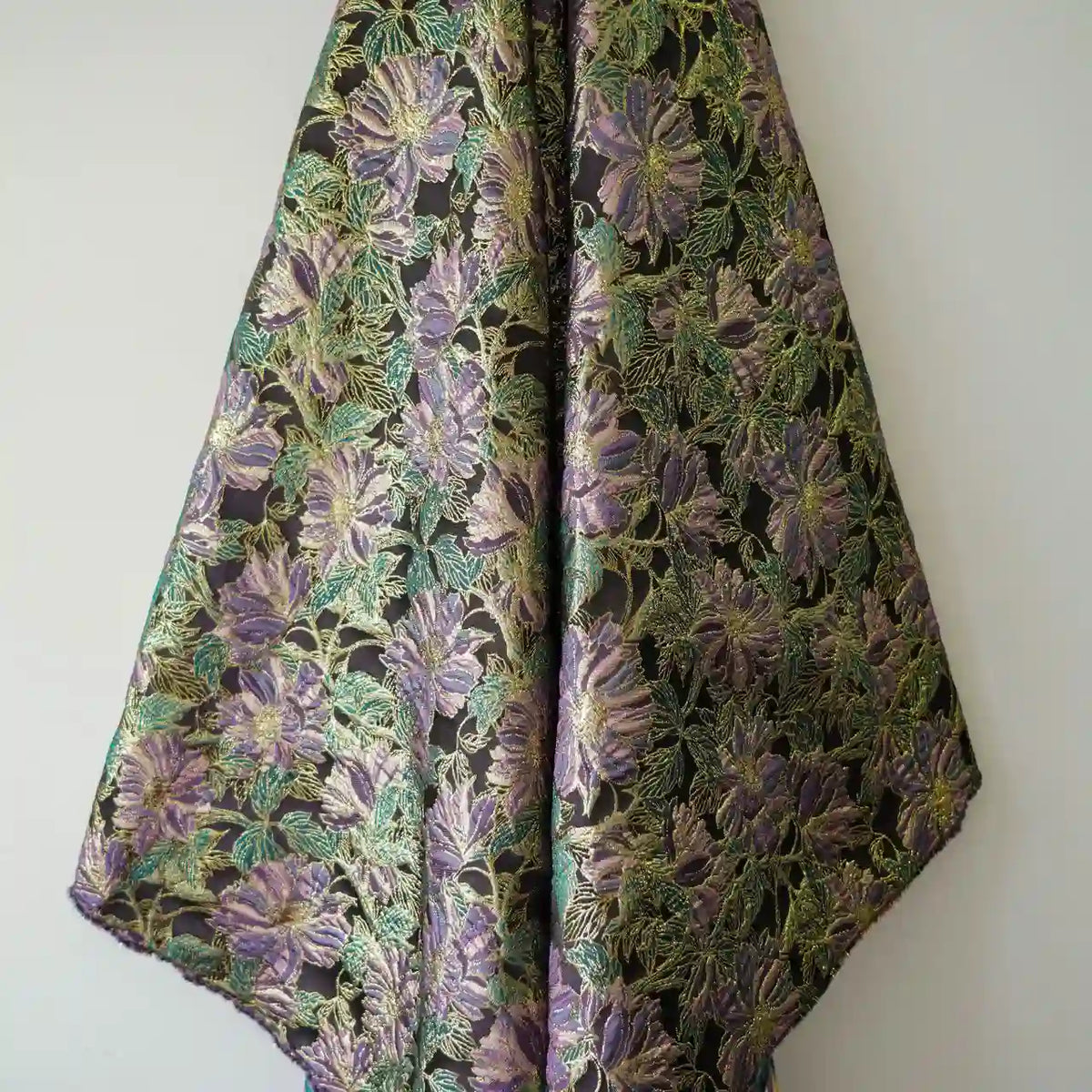 Tissu brocart vintage brodé à motifs floraux au mètre