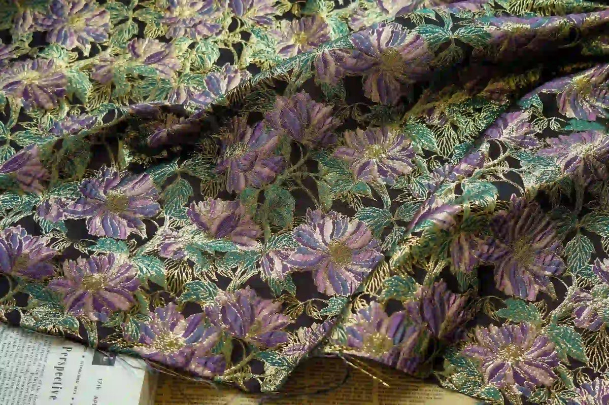 Tissu brocart vintage brodé à motifs floraux au mètre