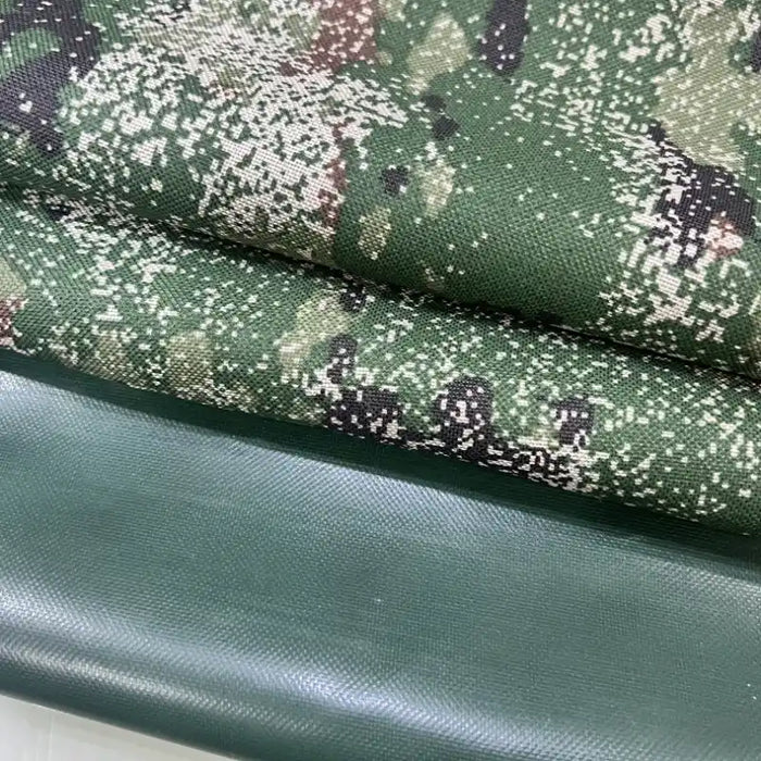 Gros plan sur deux tissus - vert foncé uni et vert camouflage numérique - du Tissu camouflage résistant à l'eau au mètre de Longan Craft France, fabriqué en toile Oxford imperméable pour une meilleure durabilité à l'extérieur.