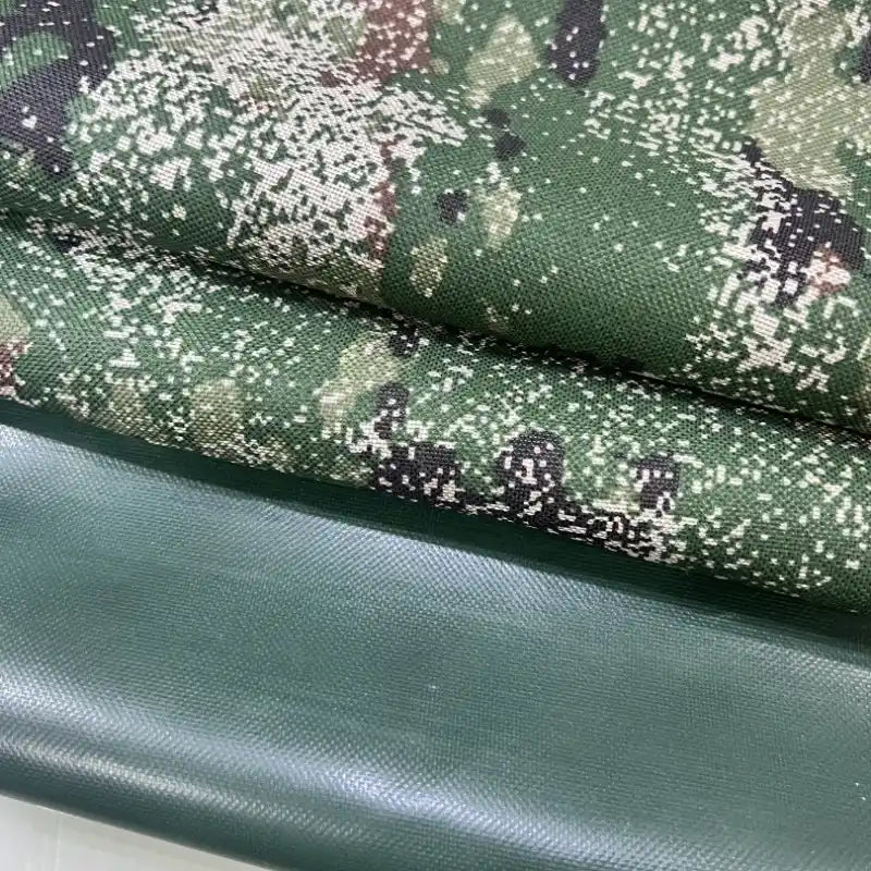Gros plan sur deux tissus - vert foncé uni et vert camouflage numérique - du Tissu camouflage résistant à l'eau au mètre de Longan Craft France, fabriqué en toile Oxford imperméable pour une meilleure durabilité à l'extérieur.