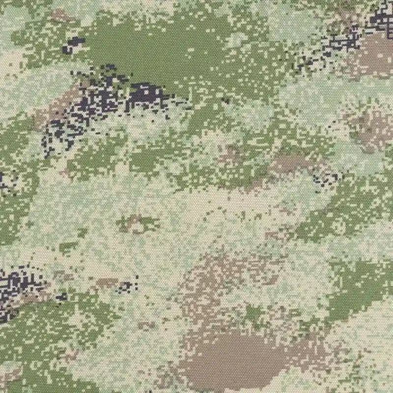 Découvrez de près le Tissu camouflage résistant à l'eau au mètre de Longan Craft France : une toile Oxford épaissie avec motif pixel vert, marron, beige et noir, idéale pour équipements outdoor grâce à sa robustesse et son imperméabilité.