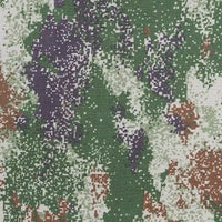 Un gros plan du Tissu camouflage résistant à l'eau au mètre de Longan Craft France montre son motif pixellisé vert, marron, blanc et violet foncé sur une toile épaisse Oxford imperméable, mettant en évidence la texture robuste prête à être utilisée en extérieur.