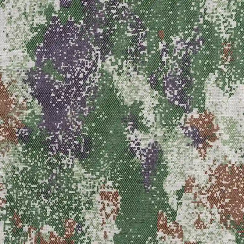 Un gros plan du Tissu camouflage résistant à l'eau au mètre de Longan Craft France montre son motif pixellisé vert, marron, blanc et violet foncé sur une toile épaisse Oxford imperméable, mettant en évidence la texture robuste prête à être utilisée en extérieur.