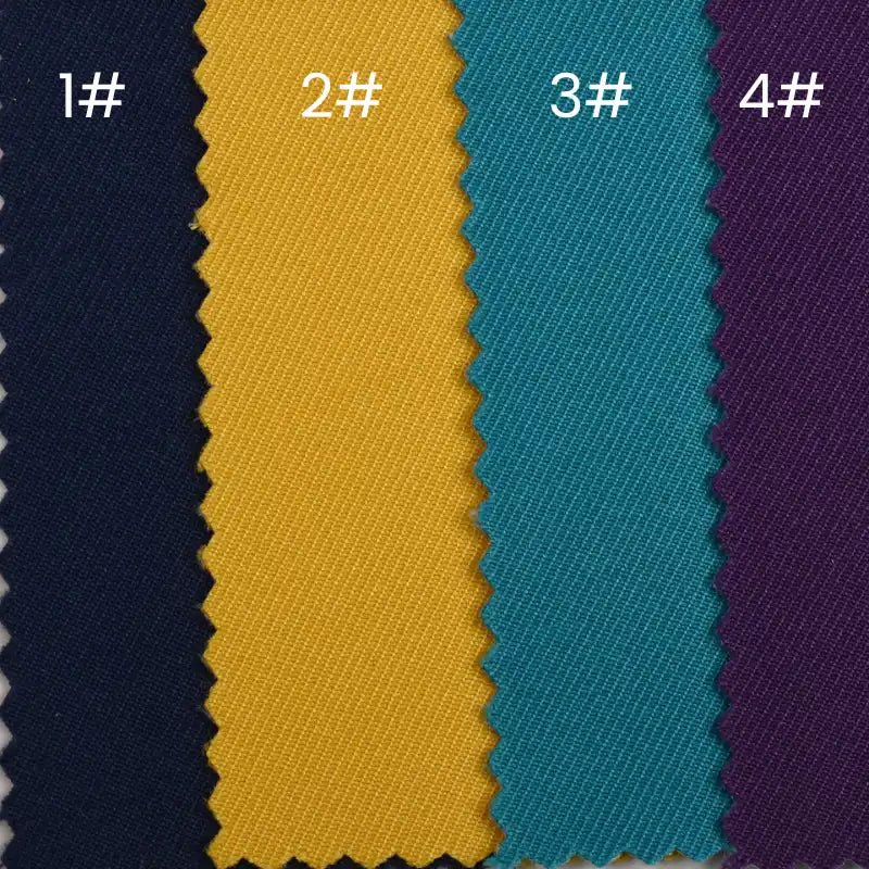 Quatre échantillons (1#-4#) en bleu foncé, jaune moutarde, sarcelle et violet profond présentent le tissu gabardine imperméable au mètre de Longan Craft France - un tissu sergé uni résistant à l'eau, idéal pour les vêtements de travail. Bords coupés en zigzag.