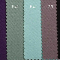 Gros plan sur le tissu gabardine imperméable au mètre de Longan Craft France, une gabardine sergé uni résistante à l'eau, parfaite pour les vêtements de travail grâce à sa durabilité.