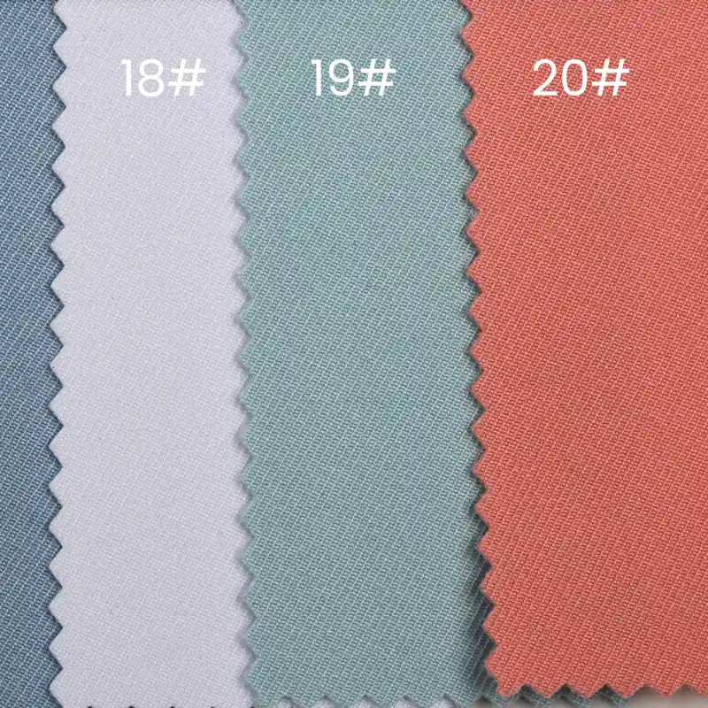 Trois échantillons de gabardine sergé uni de Longan Craft France - bleu clair (18#), vert clair (19#) et corail (20#) - sont présentés côte à côte. Ce tissu gabardine imperméable est idéal pour les vêtements de travail, vendus au mètre.