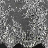 Dentelle Chantilly blanche au mètre de Longan Craft France : tissu dentelle français floral à broderie fine, fond en mesh, bord festonné, parfait pour robes de mariée DIY et projets élégants.