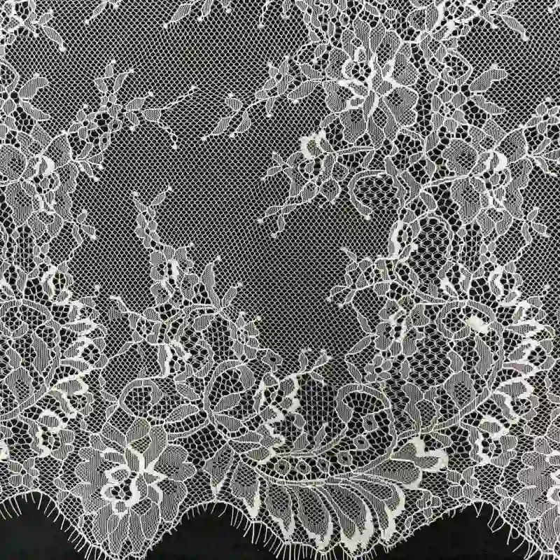 Dentelle Chantilly blanche au mètre de Longan Craft France : tissu dentelle français floral à broderie fine, fond en mesh, bord festonné, parfait pour robes de mariée DIY et projets élégants.