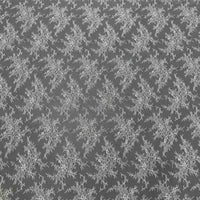 Une délicate dentelle florale blanche, évoquant la dentelle blanche française, orne un tissu gris transparent dans un motif Chantilly régulier. Parfaite pour le bricolage nuptial, cette dentelle à bords festonnés de Longan Craft France est vendue au mètre pour les robes de mariée élégantes.