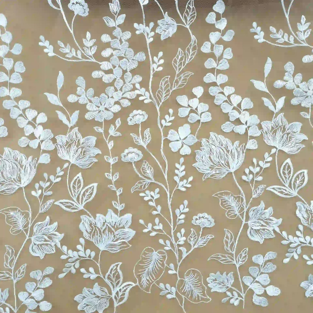 Le Tulle brodé floral blanc au mètre pour couture de robe élégante de Longan Craft France présente une broderie de dentelle florale blanche complexe sur une base marron clair, idéale pour créer des robes de cérémonie élégantes.