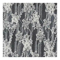Le Tissu en dentelle 3D au mètre de Longan Craft France présente des motifs floraux 3D complexes et des lignes ondulées sur une maille sombre, parfaite pour les projets de mode du printemps et de l'été, comme les jupes brodées.