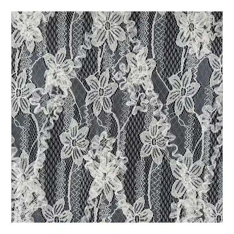 Le Tissu en dentelle 3D au mètre de Longan Craft France présente des motifs floraux 3D complexes et des lignes ondulées sur une maille sombre, parfaite pour les projets de mode du printemps et de l'été, comme les jupes brodées.