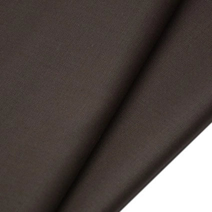 Gros plan sur des morceaux superposés de Tissu gabardine de laine peignée de Longan Craft France, un mélange de laine et de polyester lisse et légèrement brillant, idéal pour les costumes élégants et personnalisés.