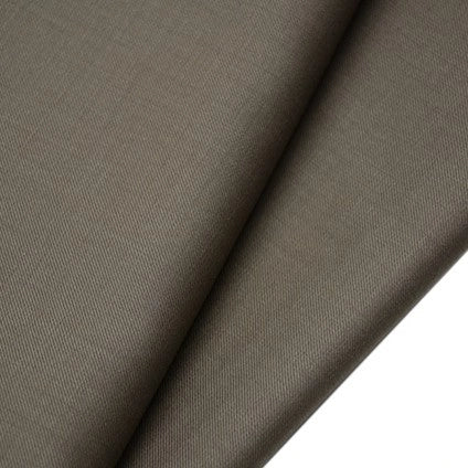 Gros plan sur deux pièces superposées du tissu gabardine de laine peignée au mètre de Longan Craft France, un sergé de laine et de polyester lisse et brun avec une subtile armure diagonale, idéal pour les costumes durables et sur mesure.