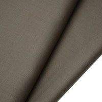 Gros plan sur deux pièces superposées du tissu gabardine de laine peignée au mètre de Longan Craft France, un sergé de laine et de polyester lisse et brun avec une subtile armure diagonale, idéal pour les costumes durables et sur mesure.