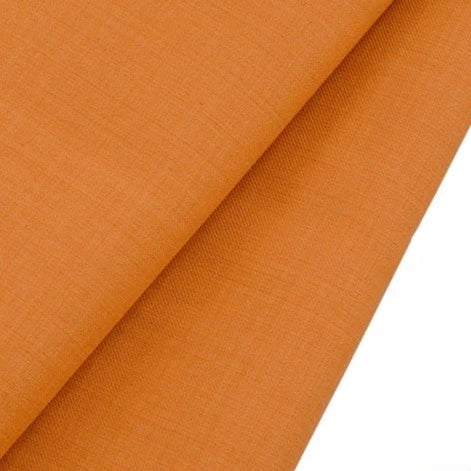 Gros plan sur le Tissu gabardine de laine peignée de Longan Craft France, un tissu mixte laine-polyester brun-orange à la texture lisse et au tissage subtil, plié en diagonale sur une surface blanche - idéal pour les costumes sur mesure.