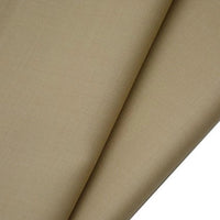 Gros plan de deux pièces superposées du tissu gabardine de laine peignée au mètre de Longan Craft France, un sergé laine-polyester mélangé marron clair, montrant la texture lisse et mate du tissu et ses bords nets sur un fond blanc.