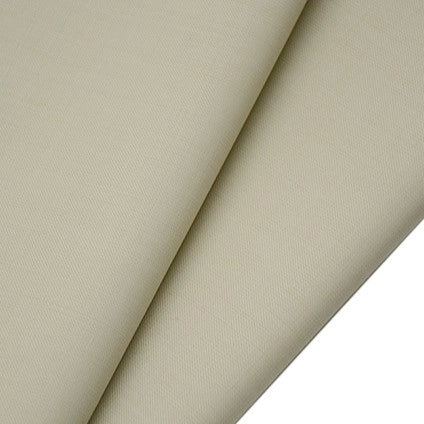 Deux feuilles superposées de tissu gabardine de laine peignée au mètre de Longan Craft France, un mélange de laine et de polyester beige fin et lisse pour les costumes sur mesure, présentées sur un fond blanc.