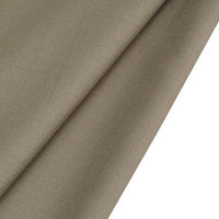 Gros plan sur le Tissu gabardine de laine peignée au mètre kaki de Longan Craft France, un tissu sergé durable en laine-polyester pour les costumes sur mesure, plié en biais et dont la texture est visible sur un fond blanc.