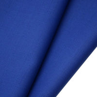 Gros plan sur deux pièces superposées de tissu gabardine de laine peignée de Longan Craft France, une gabardine sergée en mélange laine-polyester d'un bleu vif, à la fois lisse et texturée, idéale pour la confection de costumes durables sur mesure.