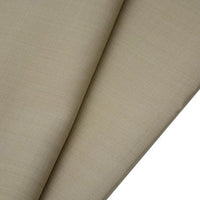 Gros plan sur deux pièces superposées de gabardine de laine peignée de Longan Craft France, un tissu mixte laine-polyester beige clair à la texture tissée subtile et à la surface lisse, idéal pour les costumes sur mesure.