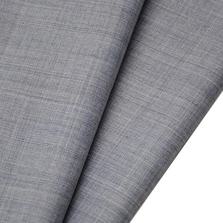 Un gros plan de deux pièces superposées du tissu gabardine de laine peignée au mètre de Longan Craft France montre le tissage fin et lisse de ce mélange laine-polyester résistant, idéal pour les costumes sur mesure.