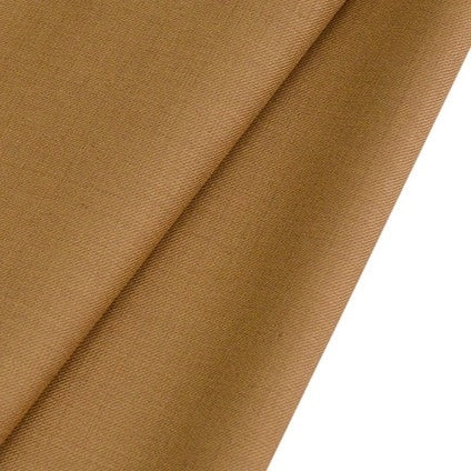 Gros plan sur le tissu gabardine de laine peignée au mètre de Longan Craft France, d'une texture sergée laine-polyester lisse et résistante, plié sur un fond blanc - idéal pour les costumes sur mesure.