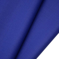 Gros plan sur le tissu gabardine de laine peignée au mètre de Longan Craft France, un mélange laine-polyester bleu royal à la texture fine et aux plis diagonaux visibles, parfait pour les costumes durables et personnalisés.