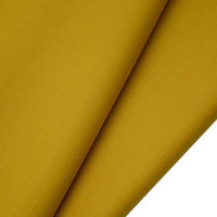 Gros plan sur la gabardine de laine jaune moutarde peignée au mètre de Longan Craft France, dont le tissage sergé lisse et raffiné et les plis soignés sont idéaux pour les costumes sur-mesure, grâce à son mélange résistant de laine et de polyester.