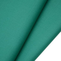 Gros plan sur deux pièces superposées de tissu gabardine de laine peignée au mètre de Longan Craft France, un tissu résistant à base de laine et de polyester, à la surface lisse et légèrement texturée et aux plis nets, idéal pour les costumes sur mesure.