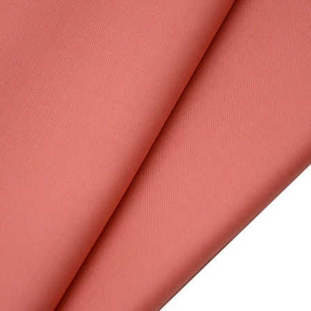 Gros plan sur deux feuilles superposées de tissu gabardine de laine peignée au mètre par Longan Craft France, montrant sa finition lisse et mate et sa texture raffinée - parfaite pour les costumes élégants fabriqués à partir de ce mélange résistant de laine et de polyester.