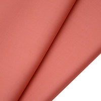 Gros plan sur deux feuilles superposées de tissu gabardine de laine peignée au mètre par Longan Craft France, montrant sa finition lisse et mate et sa texture raffinée - parfaite pour les costumes élégants fabriqués à partir de ce mélange résistant de laine et de polyester.