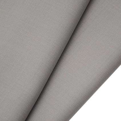 Gros plan sur deux pièces superposées de Tissu gabardine de laine peignée au mètre de Longan Craft France, montrant le mélange lisse et serré de laine-polyester, idéal pour les costumes raffinés et sur mesure.