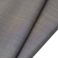 Gros plan sur deux feuilles superposées de Tissu gabardine de laine peignée au mètre de Longan Craft France, montrant sa surface lisse et subtilement texturée en mélange laine-polyester avec de fines lignes horizontales et verticales, idéale pour les costumes sur mesure.