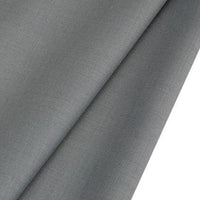 Gros plan sur le Tissu gabardine de laine peignée au mètre de Longan Craft France, montrant une gabardine sergée (laine-polyester) grise et lisse, pliée pour révéler son subtil tissage en diagonale - un tissu idéal et durable pour les costumes sur mesure.