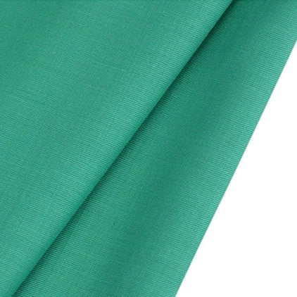 Gros plan sur le Tissu gabardine de laine peignée au mètre de Longan Craft France, un mélange de laine et de polyester doux et léger, légèrement brillant, idéal pour les costumes sur mesure et les vêtements polyvalents.