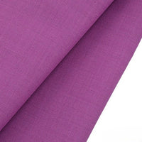 Gros plan sur le tissu gabardine de laine peignée au mètre de Longan Craft France, un mélange de laine et de polyester violet avec une texture légère, plié sur un fond blanc - idéal pour les costumes sur mesure.