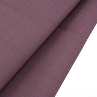 Gros plan sur un pliage de Tissu gabardine de laine mauve peignée au mètre de Longan Craft France, un tissu infroissable en laine et polyester à la texture subtilement lisse, parfait pour les costumes sur mesure. Le fond est blanc.
