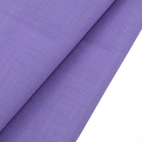 Gros plan sur le tissu gabardine de laine peignée au mètre de Longan Craft France, un mélange de laine et de polyester lisse et finement tissé, idéal pour les costumes durables et personnalisés.